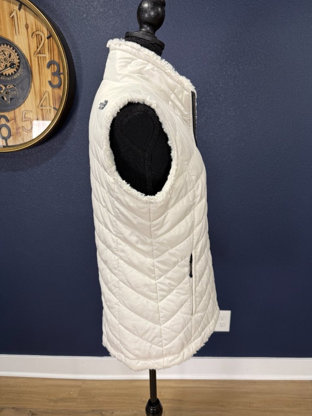 The North Face White Sherpa Lined Puffer Vest | M - Picture 5 of 8